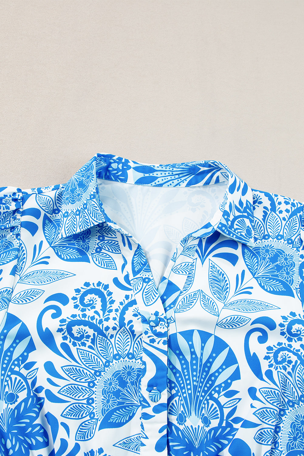 Mini-ruffle robe at the waist with tightening cord *