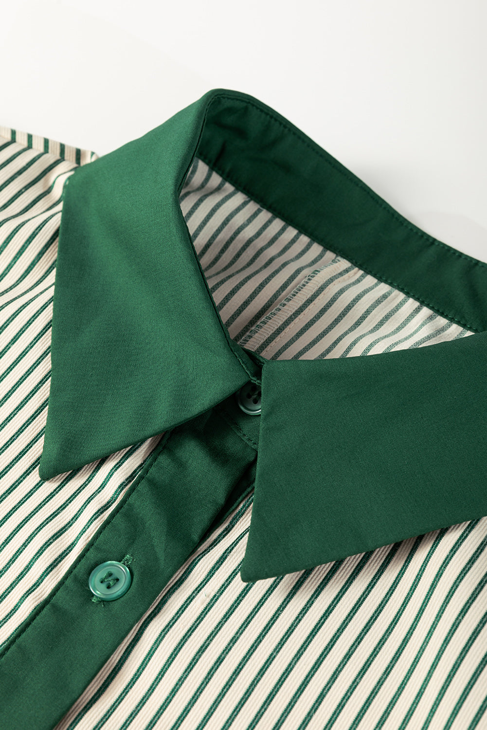 Robe verte avec poches plaquées et boutonnée *