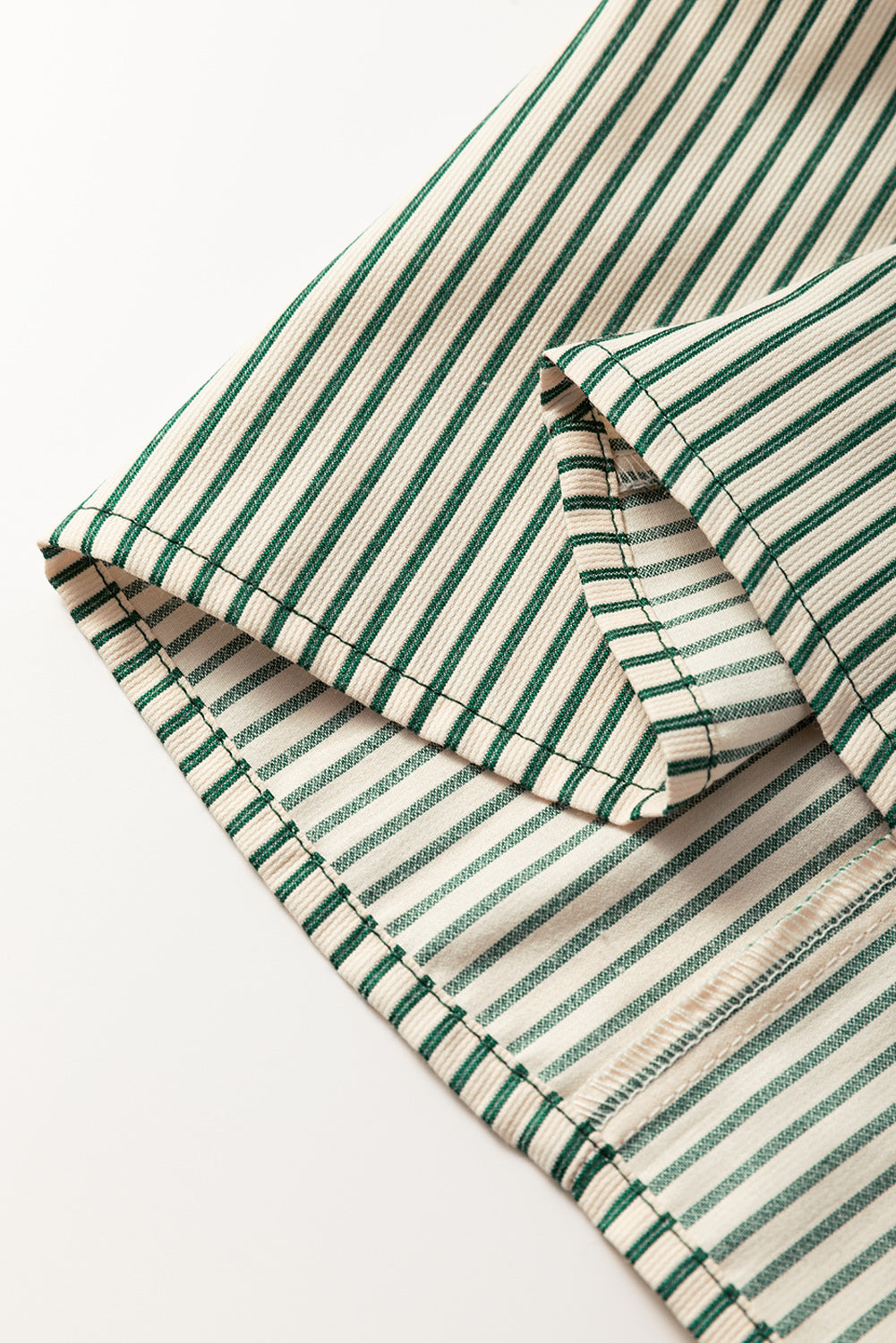 Robe verte avec poches plaquées et boutonnée *