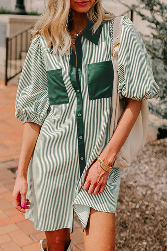 Green dress with plated and buttoned pockets *