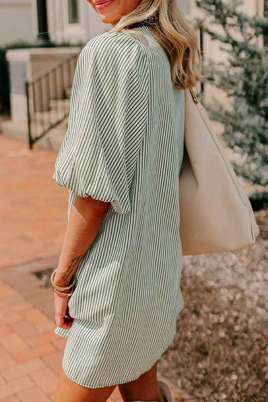 Green dress with plated and buttoned pockets *