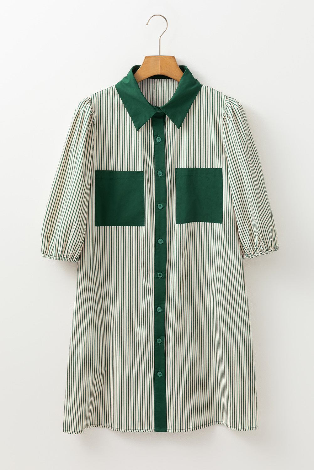 Robe verte avec poches plaquées et boutonnée *