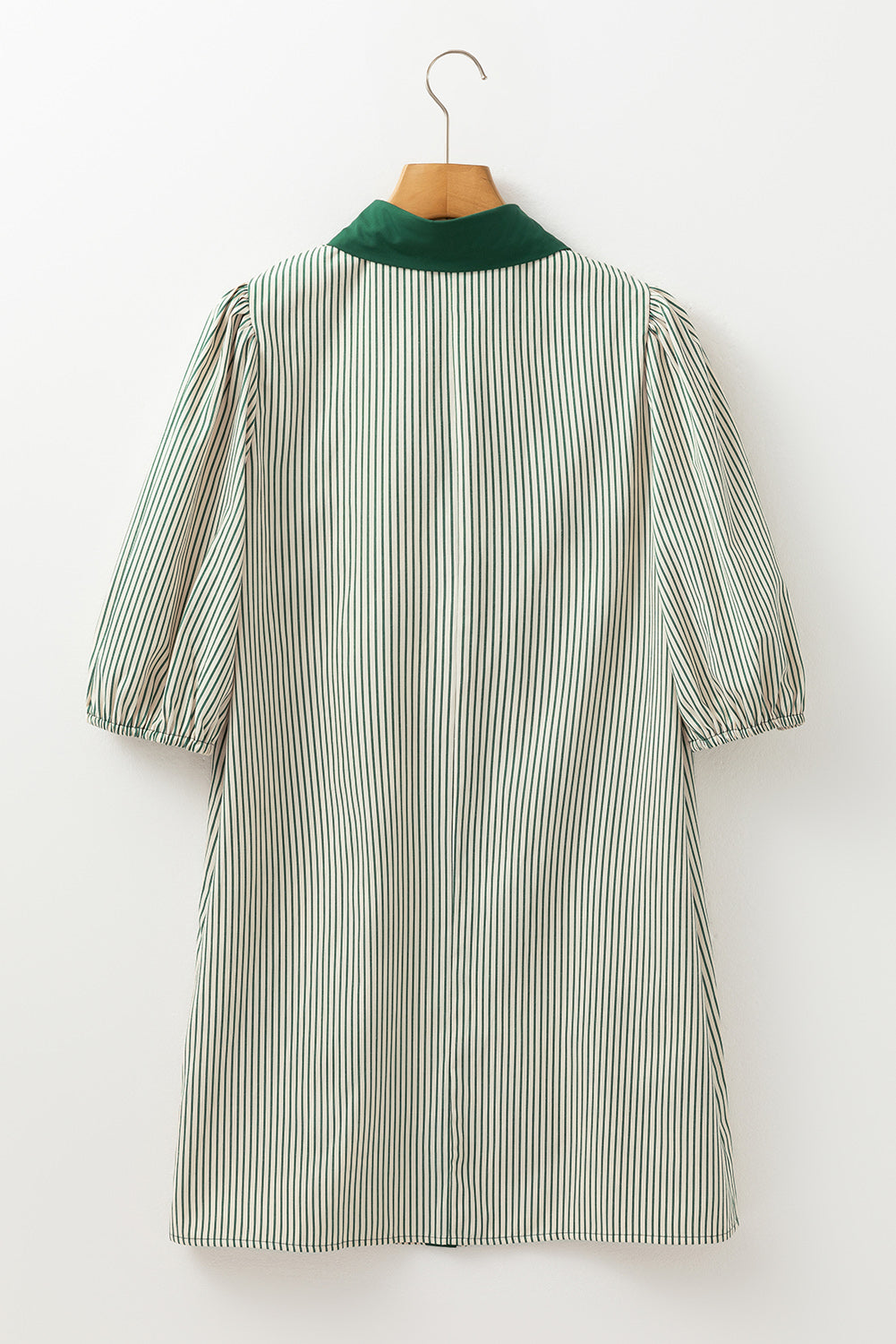 Robe verte avec poches plaquées et boutonnée *