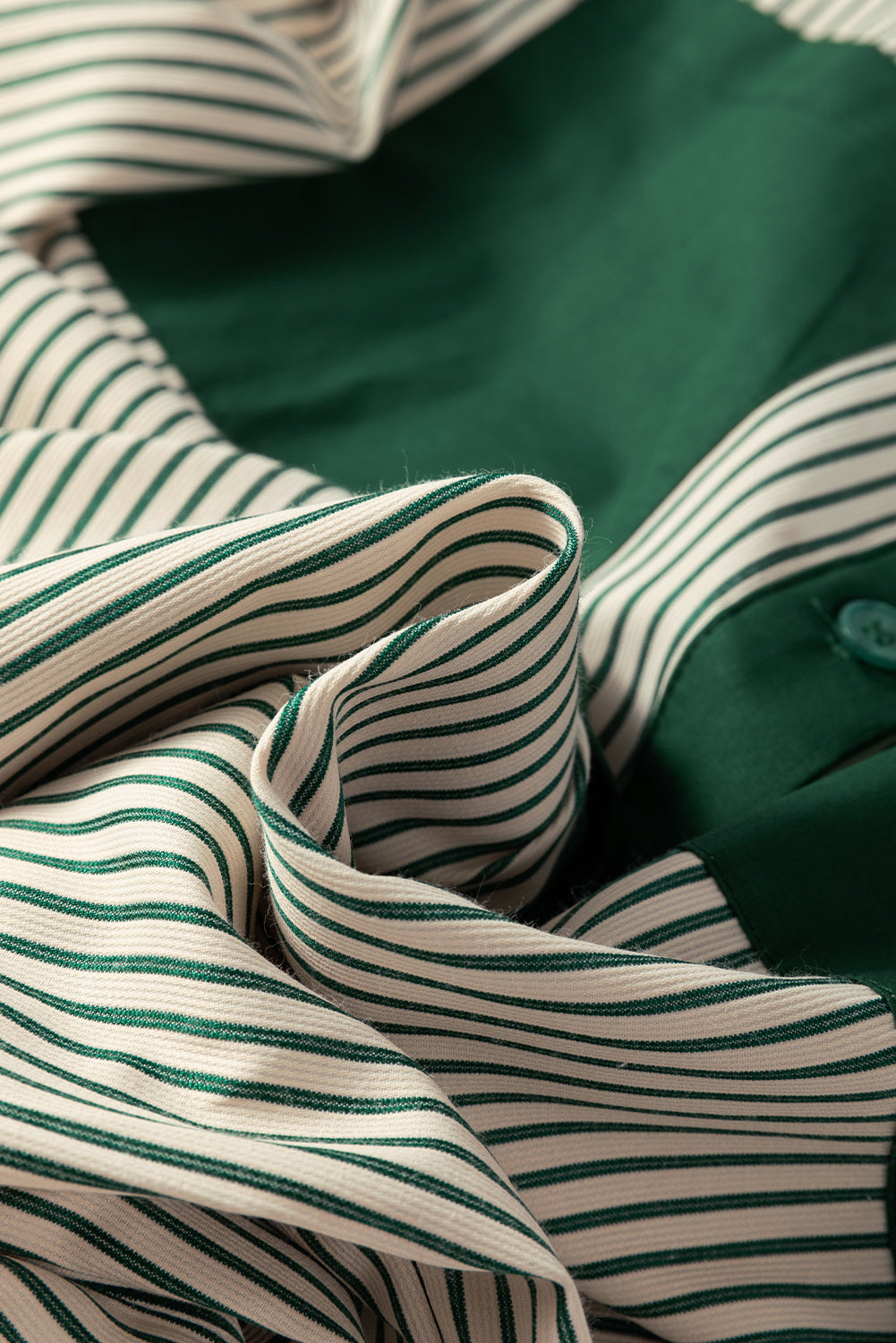 Robe verte avec poches plaquées et boutonnée *