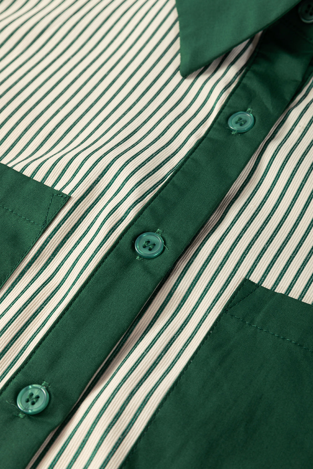 Robe verte avec poches plaquées et boutonnée *
