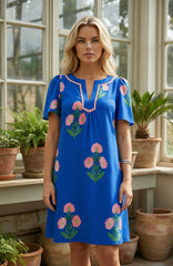 Mini-robe ample à manches courtes et col fendu, motif floral bleu