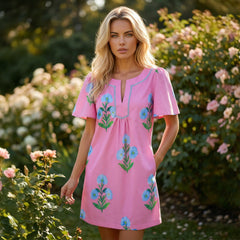 Mini-robe ample à manches courtes et col fendu, motif floral rose