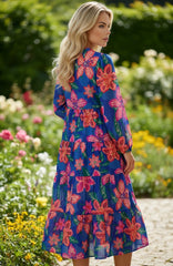 Robe longue à volants et col en V à manches 3/4 et imprimé floral bleu