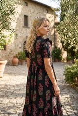 Robe longue noire à volants et manches courtes bouffantes à fleurs