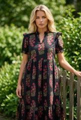 Robe longue noire à volants et manches courtes bouffantes à fleurs