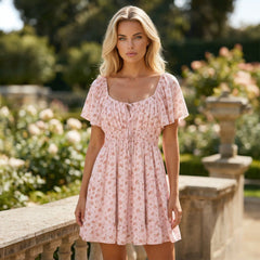 Robe courte fleurie rose à volants et manches courtes