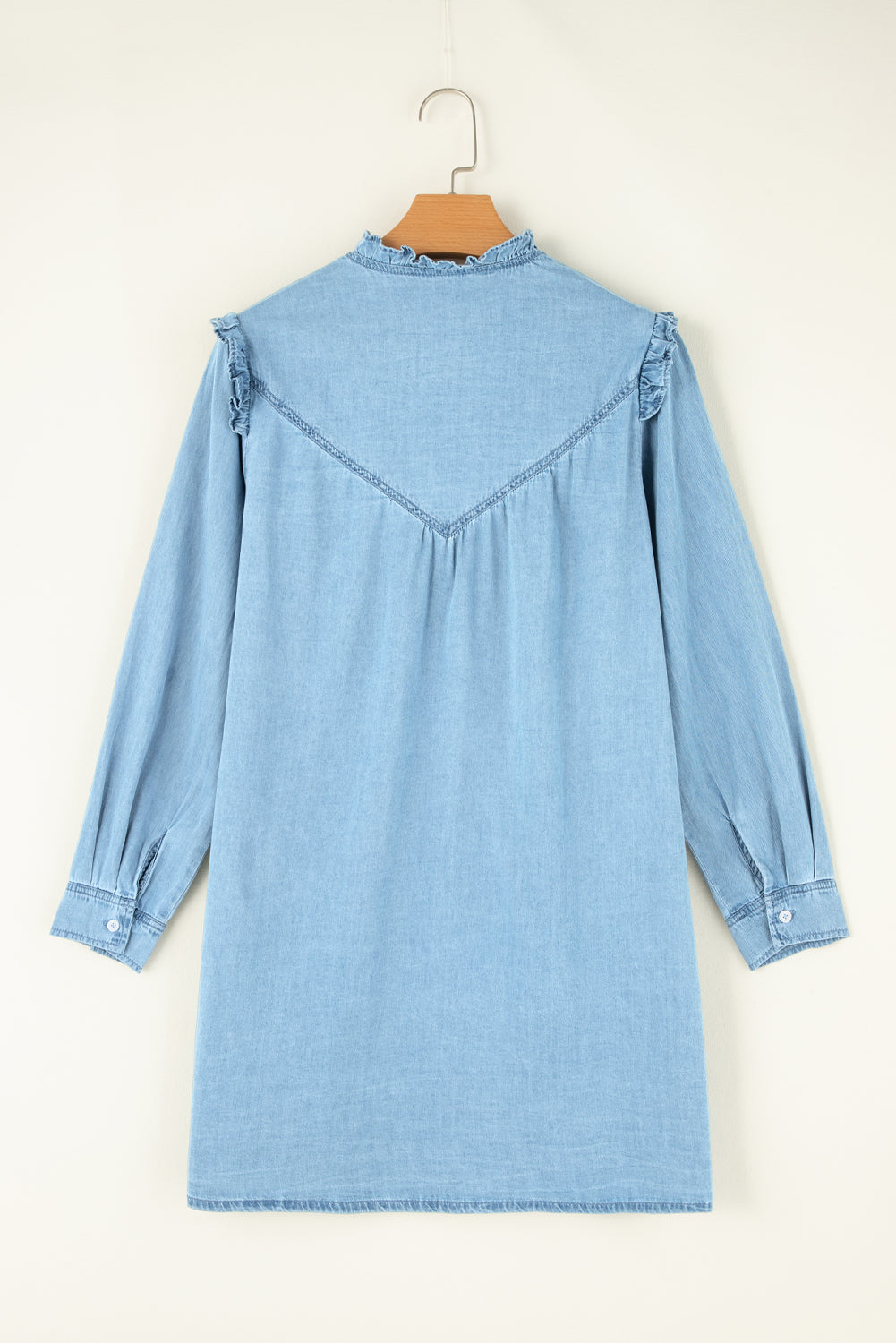 Robe droite en jean boutonnée à volants et col en V *