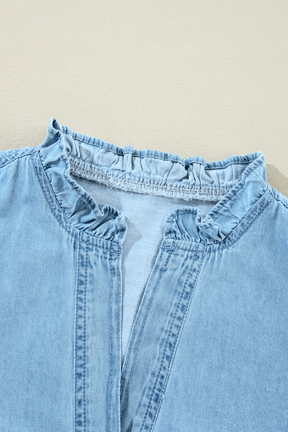 Robe droite en jean boutonnée à volants et col en V *