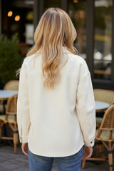Pocket buttoned jacket with a plain textured flap