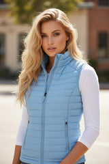 Chaqueta con cremallera con cremallera con cuello en un felpa azul cielo