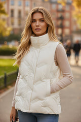 Chaqueta acolchada blanca con cuello alto y cremallera