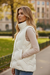 Chaqueta acolchada blanca con cuello alto y cremallera