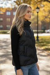 Chaqueta acolchada negra con cuello alto y cremallera