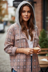 Chaqueta con capucha violeta y cordón de apriete contrastante