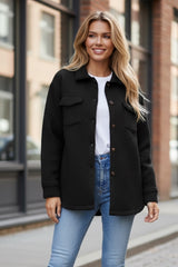 Chaqueta abotonada negra retro acolchada con bolsillo de colgajo