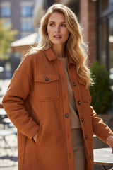 Manteau Duster doré à col texturé et épaules tombantes boutonné sur le devant