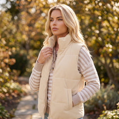 Gilet matelassé beige en velours côtelé à col montant, zippé