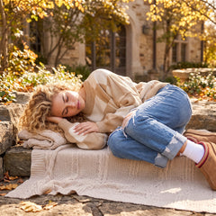 Pull beige à carreaux et manches bouffantes