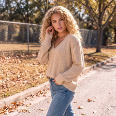 Pull ample beige à col V et détails à œillets