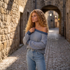 Pull bleu à rayures et manches bouffantes