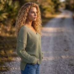 Pull ample vert jungle à col V et détails à œillets