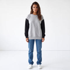 Sudadera gris con hombros caídos y mosaicos de dos tonos