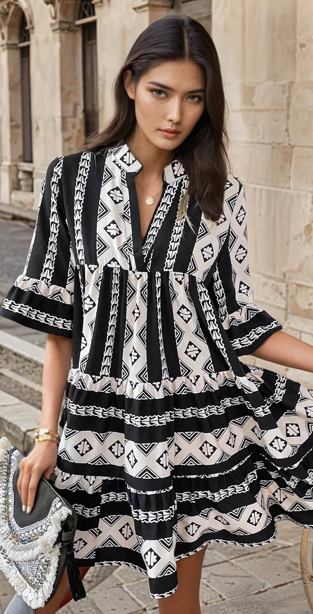 Robe noire à volants et col en V à imprimé géométrique *