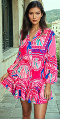 Mini-robe à volants et manches bouffantes *