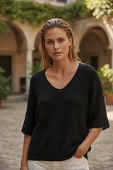 3 couleurs pour Le pull côtelé au col V qu’on adopte pour la vie