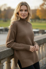 2 couleurs pour le pull col roulé aux détails nacrés chic