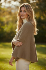 🧶 Élégance Flottante – Poncho Tricoté Beige foncé