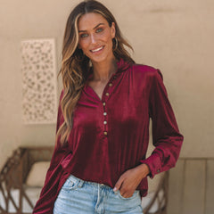 High burgundy in buttoned velvet on the front at the flying collar *