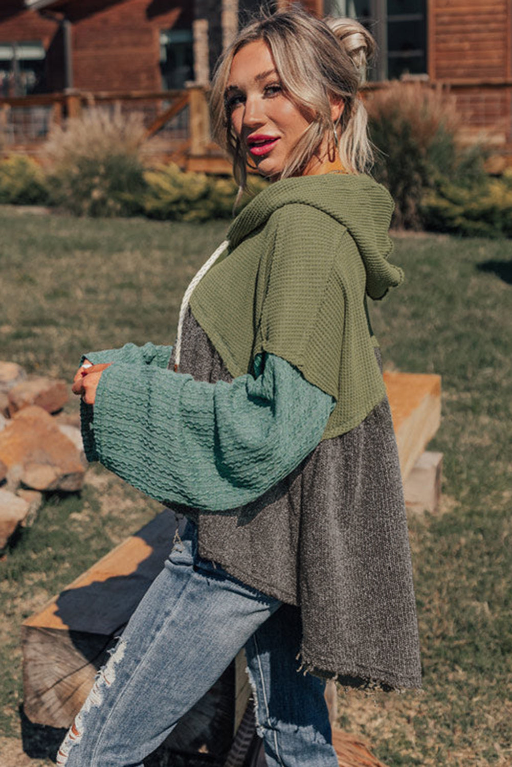 Haut à capuche haut bas effiloché à manches larges en patchwork de couleurs texturées mélangées Laurel Green