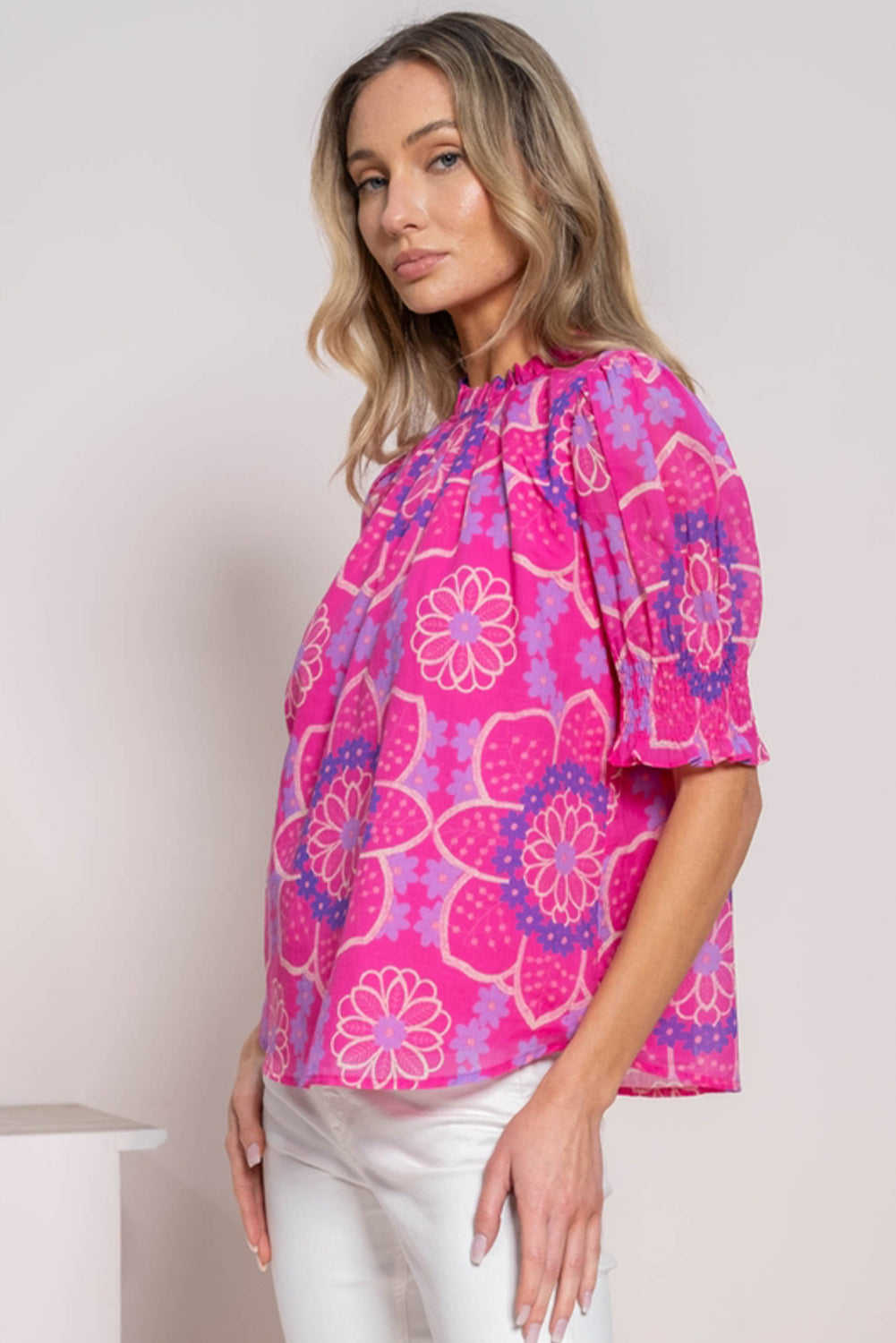 Blouse smockée à manches bouffantes et col volanté à imprimé floral rose-A WOMAN WE LOVE