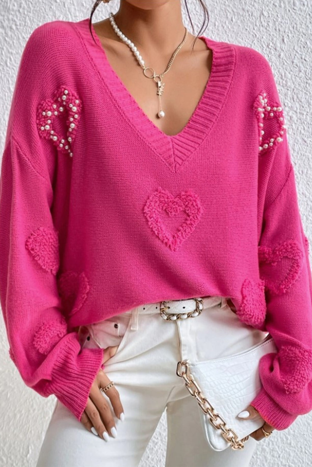 Pull à col en V et cœurs pelucheux ornés de perles rouge rose