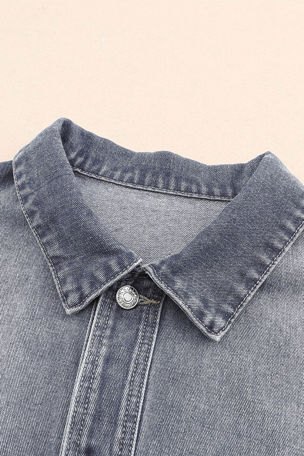 Chaqueta de mezclilla sin gris con bolsillos de pecho *