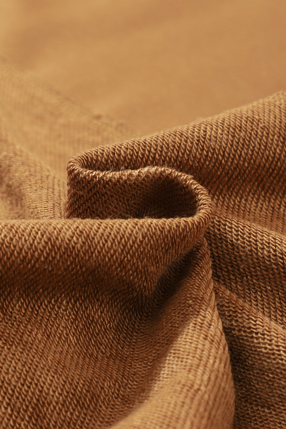 Hombro marrón marrón y sudadera henley