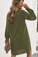 Robe chemise verte fendue à col en V et manches à volants