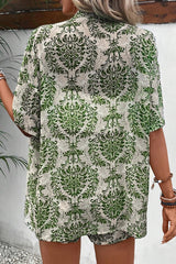 Tenue avec haut ouvert et short vert vintage à imprimé floral