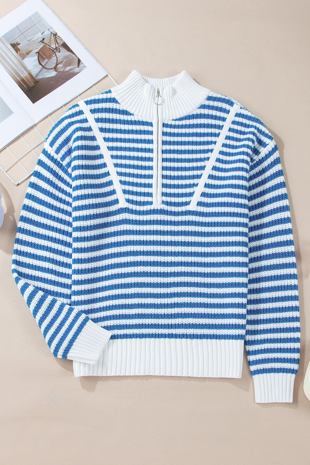 Pull à rayures bleu ciel avec col zippé et épaules tombantes