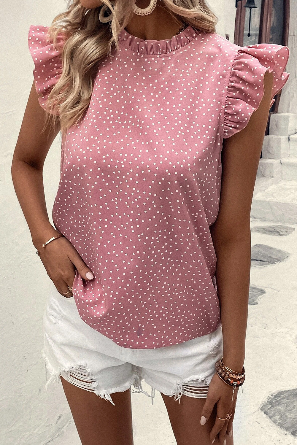 Blouse rose à pois et volants à manches flottantes et col à volants-A WOMAN WE LOVE