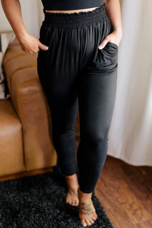 Black Soft Pants with High Waist Pockets and Ruffles in Plus Size