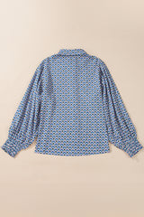 Chemise surdimensionnée boutonnée à revers froncé et imprimé abstrait bleu ciel-A WOMAN WE LOVE