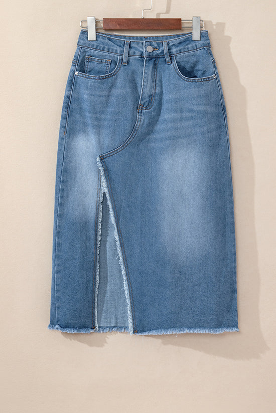 Jupe midi asymétrique en denim fendue effilochée bleu clair