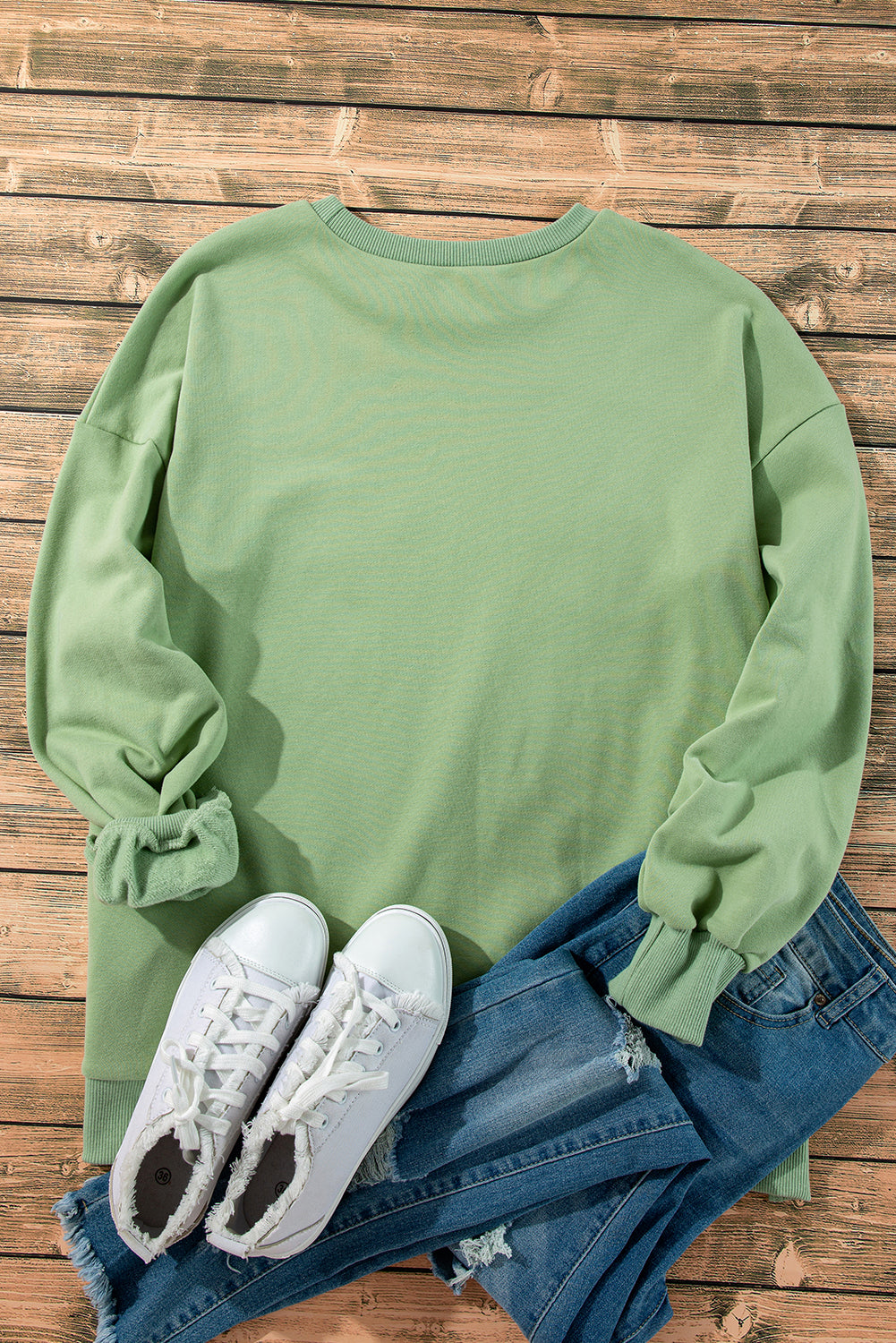 Sudadera de hombro caída de alto nivel y forro en una hierba verde de yeso